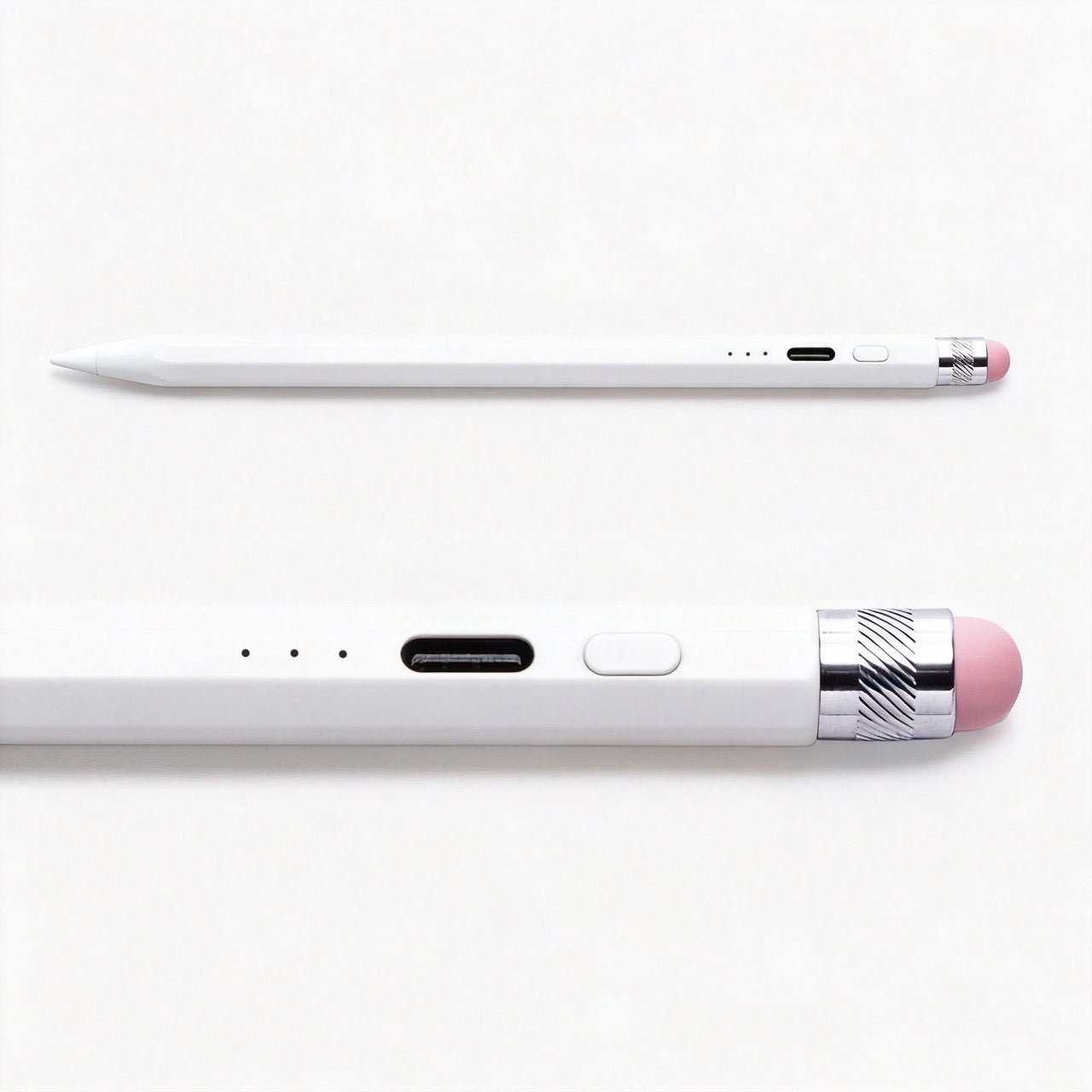 Zwei ZAGG Oxford Stylus iPad-Stifte in Weiß sind vor einem weißen Hintergrund abgebildet – einer von der Seite und der andere in einer Nahaufnahme, die die Tasten und den Ladeanschluss hervorhebt –, und bieten so ein elegantes Beispiel für den charakteristischen Eingabestift von ZAGG für das iPad.