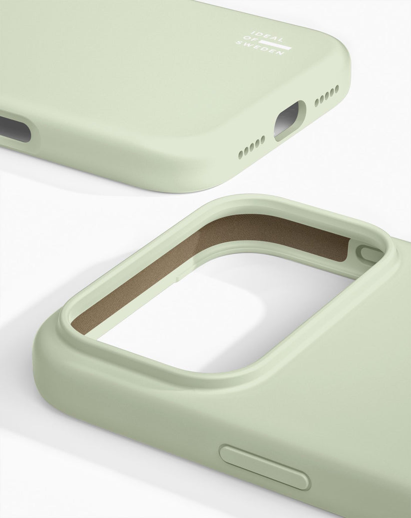 Eine Nahaufnahme der „Ideal of Sweden“-Silikonhülle mit MagSafe für das iPhone 17 Pro/18 Pro in der Farbe „Sage Green“ mit präzisen Aussparungen für Kamera und Tasten, die das skandinavische Design sowohl auf der Innen- als auch auf der Außenseite vor weißem Hintergrund hervorhebt.