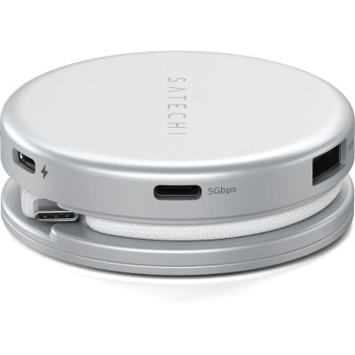Ein silberner Satechi OntheGo 5-in-1-Multiport-Adapter von Satechi mit USB-C- und USB-A-Anschlüssen, dessen weißes Kabel ordentlich um den Sockel gewickelt ist.