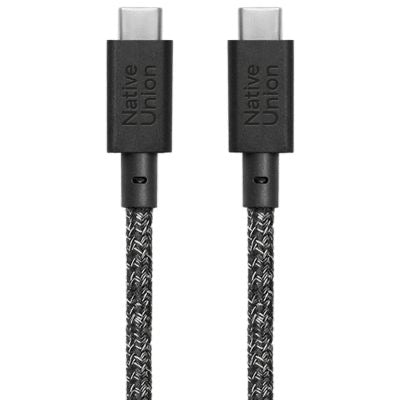 Das Native Union Belt Cable XL USB-C auf USB-C (3 m) in der Farbe „Cosmos“ ist ein 3 Meter langes, schwarz geflochtenes Ladekabel, das an beiden Steckern mit dem Native Union-Logo versehen ist. Das Kabel wird vertikal vor einem weißen Hintergrund dargestellt, wobei beide Enden sichtbar sind. Es vereint eleganten Stil und Alltagstauglichkeit in einem schlanken Design.