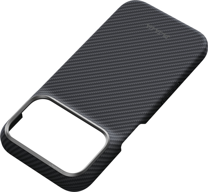 Showcased against a white background, the PITAKA Aramid Edge Case für iPhone 17 Pro/18 Pro in Schwarz stands out with its black aramid fiber texture, large camera cutout, and ultra-slim, lightweight form—perfectly capturing the elegant ultradünnes iPhone Case style for those seeking a premium iPhone 17 Pro Hülle by PITAKA.