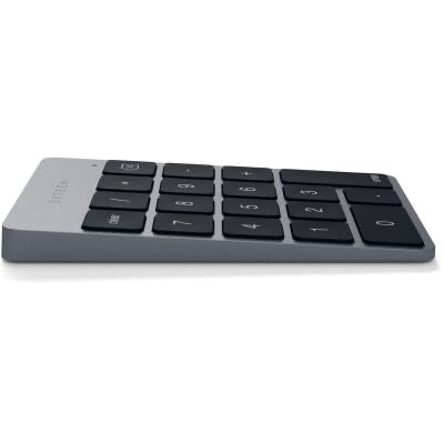 Ein schlankes kabelloses Tastenfeld mit schwarzen Tasten und einem grauen Metallsockel, aus einem niedrigen Blickwinkel betrachtet, mit Ziffern und Tasten für Grundfunktionen – dieses „Satechi Slim Wireless Keypad Space Gray“ vereint nahtlos elegantes Design mit zuverlässiger Funktionalität.