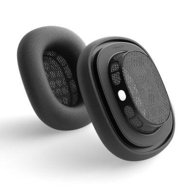 Zwei schwarze, ovale Kopfhörer-Ohrpolster mit Netzmittelteil sind in verschiedenen Winkeln vor einem weißen Hintergrund abgebildet – ideal in Kombination mit Ihrem „Vonmählen Air Cushions Case for AirPods Max Black“, um Komfort und Stil zu unterstreichen.