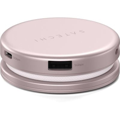 Der Satechi OntheGo 5-in-1-Multiport-Adapter (Blush) besticht durch sein elegantes, rundes Design in der Farbe „Blush“ und das auf der Oberseite eingravierte Satechi-Logo. Er verfügt über mehrere Anschlüsse und ein einziehbares weißes Kabel an der Unterseite und bietet so vielseitige Anschlussmöglichkeiten für alle Ihre Geräte.