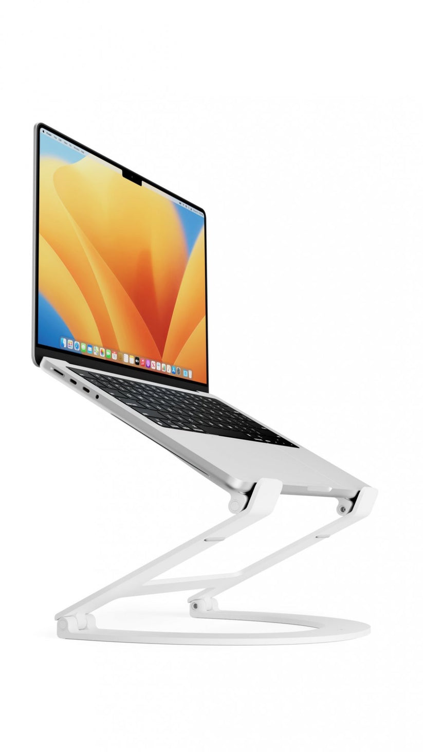 Ein silberner Laptop mit einem brillanten Display steht auf dem eleganten, weißen „Twelve South Curve Flex Aluminium Ständer für MacBook“ von Twelve South und sorgt vor einem schlichten weißen Hintergrund für ergonomischen Arbeitskomfort.