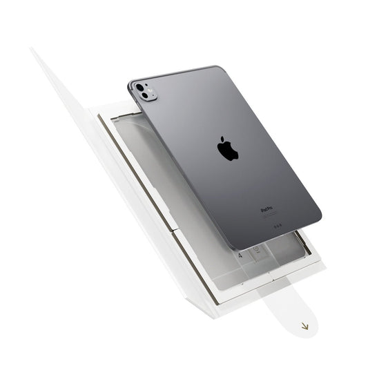 Ein silbernes iPad Pro 11 M4/M5 schwebt über einer offenen weißen Schachtel mit dem Apple-Logo, wobei die Schachtel leicht geneigt ist und die Aufreißlasche herausgezogen wurde, um den Inhalt der Verpackung zu enthüllen – ideal, um das hochwertige „Epico Panzerglas für iPad Pro 11 M4/M5“ von Epico in Szene zu setzen.