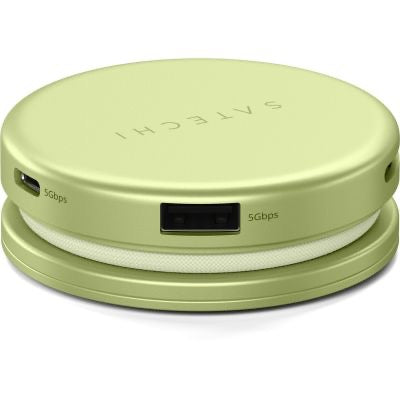 Der Satechi OntheGo 5-in-1-Multiport-Adapter (Citrus) ist ein runder, metallisch-grüner, tragbarer USB-Hub mit dem auf der Oberseite eingravierten Satechi-Logo und mehreren USB-Anschlüssen mit der Aufschrift „5 Gbps“. Dieser elegante Adapter ist mit einem geflochtenen Kabel ausgestattet, das sich ordentlich um seinen Sockel wickeln lässt, wodurch er sich perfekt für den Einsatz unterwegs eignet.