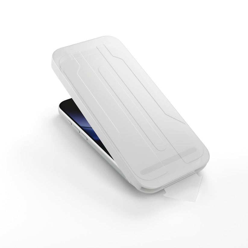 Uzatılmış bir çıkıntıya sahip yarı saydam plastik bir kılıfla kısmen sarılmış bir iPhone 18 Pro Max, gelişmiş ekran koruması sağlayan “Epico Anti Reflective Privacy-Panzerglas für iPhone 18 Pro Max – mit Installationskit” ürünle birlikte, düz beyaz bir arka plan üzerinde sergileniyor.