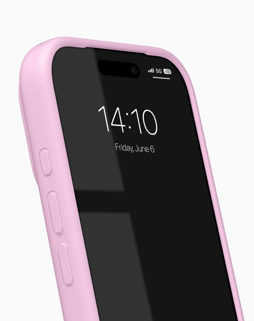 Ideal of Sweden’in Bubblegum Pink renkli, MagSafe özellikli iPhone 17 Pro/18 Pro Silikon kılıfı takılı bir akıllı telefonun yakın çekimi. Ekranda saat 14:10 ve tarih 6 Haziran Cuma olarak görünüyor. Sağ üst köşede 5G sinyali ve pil simgesi görülürken, Ideal of Sweden’ın MagSafe Handyhülle kılıfı cihaza mükemmel bir şekilde oturuyor.