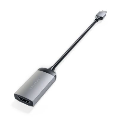 Der Satechi USB-C-zu-4K-HDMI-Adapter in Space Grau ist eine elegante Lösung mit einem schlanken schwarzen Kabel und einem silbernen Steckergehäuse, die für den Anschluss von USB-C-Geräten an HDMI-Displays mit Unterstützung für eine hochwertige 4K-Ausgabe entwickelt wurde.