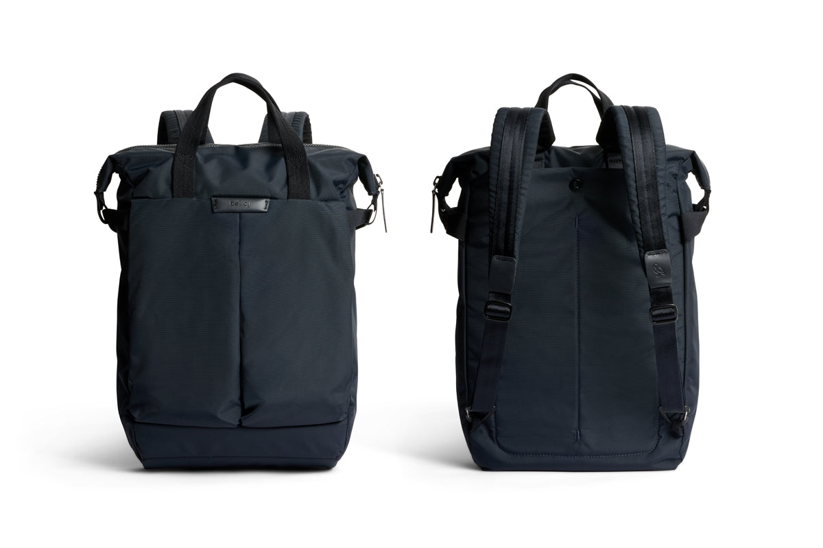 Auf weißem Hintergrund sind zwei Ansichten des Bellroy Tokyo Totepack Compact in Navy zu sehen: Die Vorderansicht zeigt die Tragegriffe und eine Vordertasche, während die Rückansicht die gepolsterten Schulterriemen und die verstellbaren Schnallen zeigt. Dieser wasserabweisende Rucksack von Bellroy verfügt außerdem über ein spezielles Laptopfach zur sicheren Aufbewahrung des Geräts.