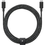 Ein schwarzes, geflochtenes Native Union Belt Cable XL USB-C-zu-USB-C-Kabel „Cosmos“ (3 m) ist zu einer Schleife gewickelt und unten mit einem kleinen schwarzen Lederriemen befestigt.