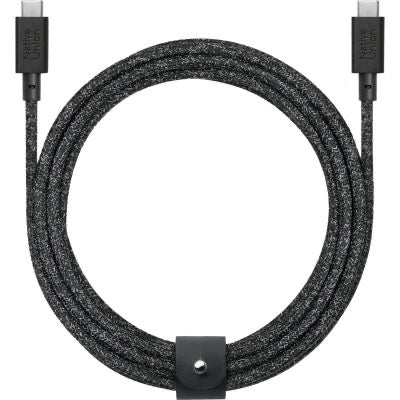 Ein schwarzes, geflochtenes Native Union Belt Cable XL USB-C-zu-USB-C-Kabel „Cosmos“ (3 m) ist zu einer Schleife gewickelt und unten mit einem kleinen schwarzen Lederriemen befestigt.