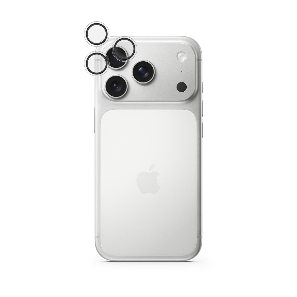 Ein iPhone wird von hinten gezeigt, wobei die beiden Kameralinsen und der Blitz in der oberen linken Ecke hervorgehoben sind. Drei abnehmbare Kamerazubehörteile, darunter der „Epico Kameraschutz für iPhone 17 Pro/18 Pro“, der zusätzlichen Schutz für die Kameraleiste bietet, sind in der Nähe der Kameras platziert.