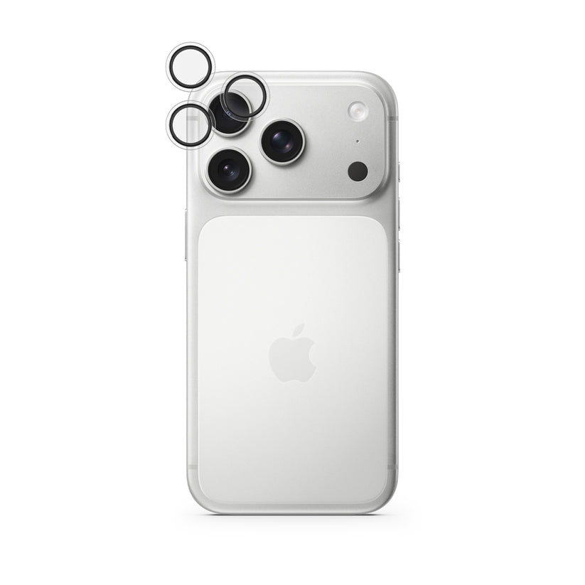 Ein weißes iPhone ist von hinten zu sehen, mit drei Kameraobjektiven oben links, die jeweils vom „Epico Kameraschutz für iPhone 17 Pro Max/18 Pro Max – inklusive Schutz für die Kameraleiste“ umrahmt sind, während das Apple-Logo in der Mitte zu sehen ist.