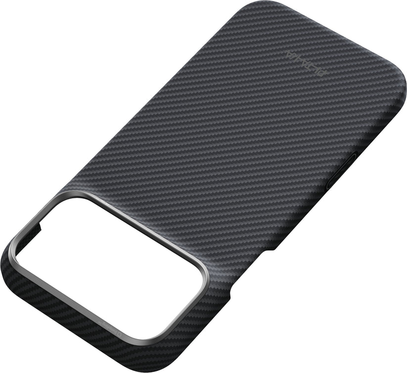 Karbon fiber dokulu, iPhone 17 Pro Max/18 Pro Max için tasarlanmış siyah bir PITAKA Aramid Edge kılıf; geniş dikdörtgen kamera açıklığına ve ultra ince bir profile (ultradünne Schutzhülle) sahip olup, modern akıllı telefonlara uyacak şekilde tasarlanmıştır.