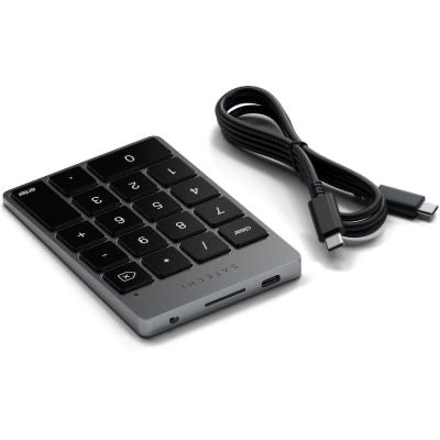 Auf weißem Hintergrund ist neben einem USB-C-zu-USB-C-Kabel ein kompaktes, spacegraues „Satechi Slim Wireless Keypad“ abgebildet. Die kabellose Zifferntastatur von Satechi verfügt über große Zifferntasten und ein schlankes, modernes Design.