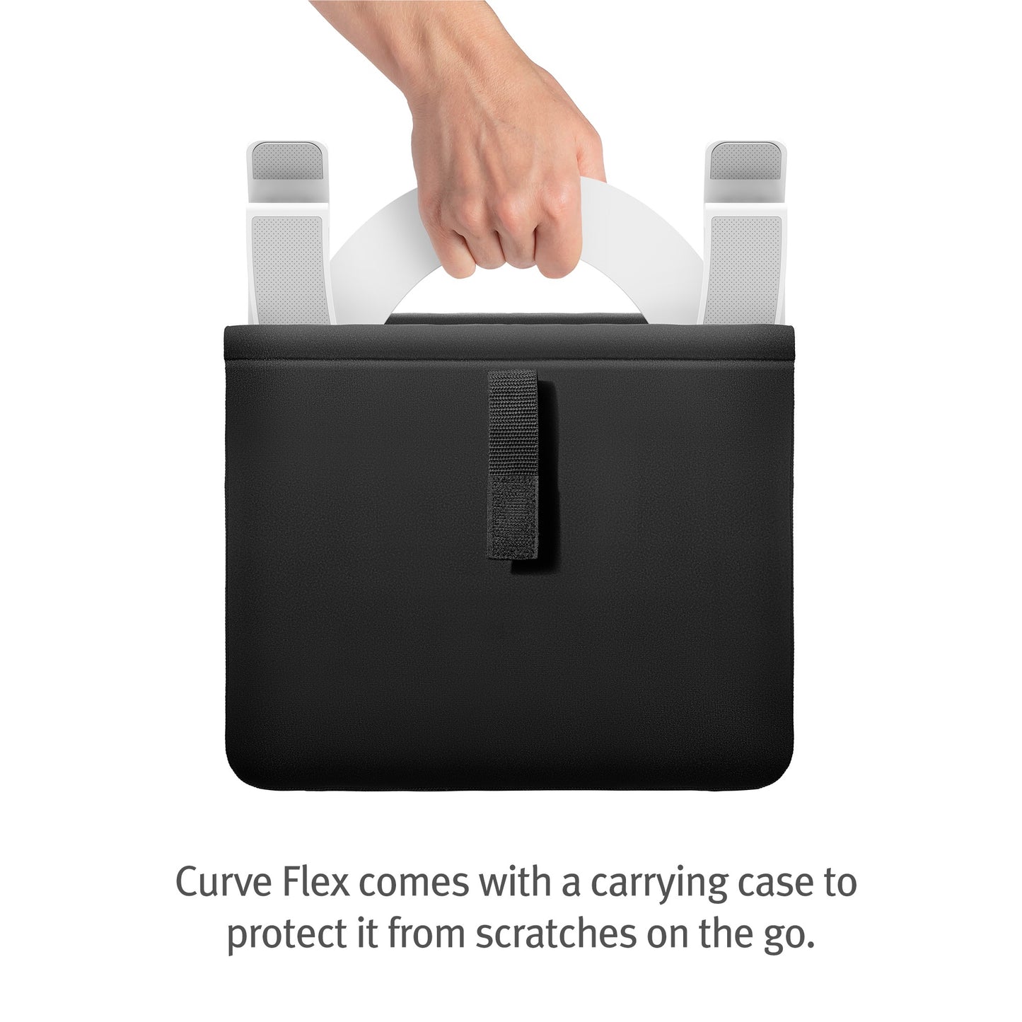 Eine Hand legt den Twelve South Curve Flex Aluminium-Ständer für MacBook (weiß) in eine schwarze Tragetasche mit Trageriemen. Der Text darunter lautet: Der Twelve South Curve Flex wird mit einer praktischen Tragetasche geliefert, die ihn unterwegs vor Kratzern schützt – das ideale MacBook-Zubehör für ergonomisches Arbeiten überall.