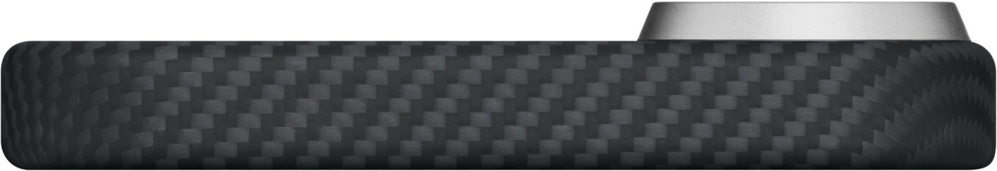 Seitenansicht der PITAKA Aramid Ultra Slim Case für das iPhone 17, Schwarz – ein rechteckiges Gerät mit einem ultradünnen, schwarzen, strukturierten Carbonfaser-Muster und einer abgerundeten silbernen Kante oben rechts. Diese Aramidfaser-Hülle von PITAKA bietet erstklassigen Schutz für Ihr iPhone 17, ohne es unnötig aufzublähen.