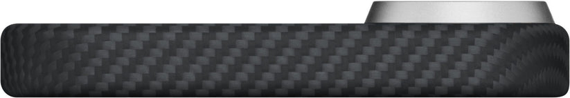 Seitenansicht der PITAKA Aramid Ultra Slim Case für das iPhone 17, Schwarz – ein rechteckiges Gerät mit einem ultradünnen, schwarzen, strukturierten Carbonfaser-Muster und einer abgerundeten silbernen Kante oben rechts. Diese Aramidfaser-Hülle von PITAKA bietet erstklassigen Schutz für Ihr iPhone 17, ohne es unnötig aufzublähen.