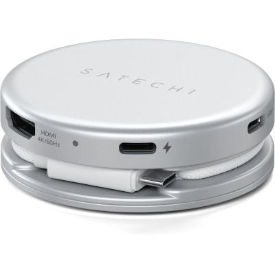 Ein silberner Satechi OntheGo 5-in-1-Multiport-Adapter von Satechi mit HDMI- und USB-C-Anschlüssen, dessen weißes Kabel ordentlich um den Sockel gewickelt ist.