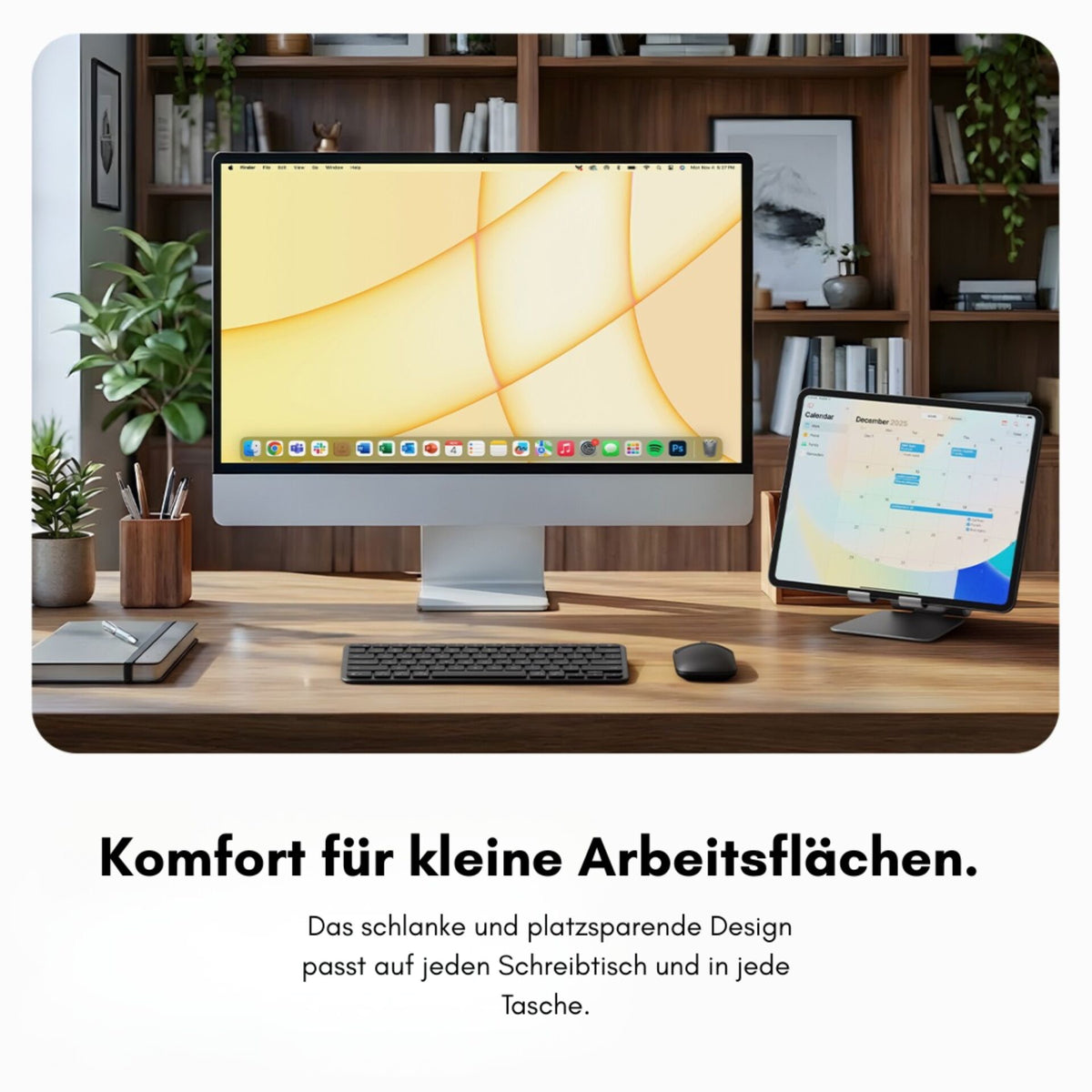 Eine moderne Schreibtischausstattung mit einem iMac, der kabellosen Tastatur „Satechi Slim EX1 Wireless Keyboard Space Black DE“ mit deutschem Tastaturlayout, einer Maus und einem iPad, angeordnet vor Bücherregalen, Zimmerpflanzen und stilvoller Dekoration. Der deutsche Text unten hebt das kompakte und platzsparende Design der Tastatur hervor – ideal für kleine Arbeitsbereiche.