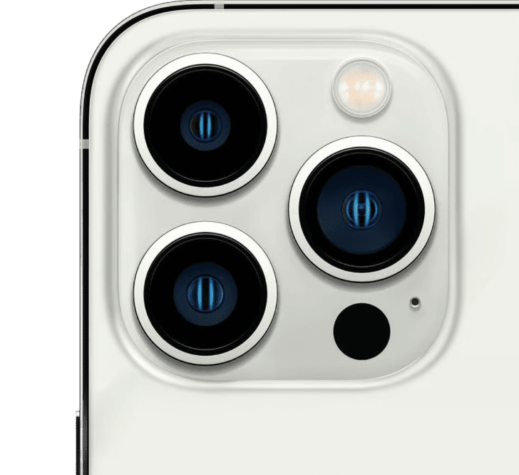 Yenilenmiş, B sınıfı bir Apple iPhone 13 Pro 256 GB modelinin arka yüzünde üçgen şeklinde bir modül halinde düzenlenmiş üç kamera merceğinin yakın çekimi.