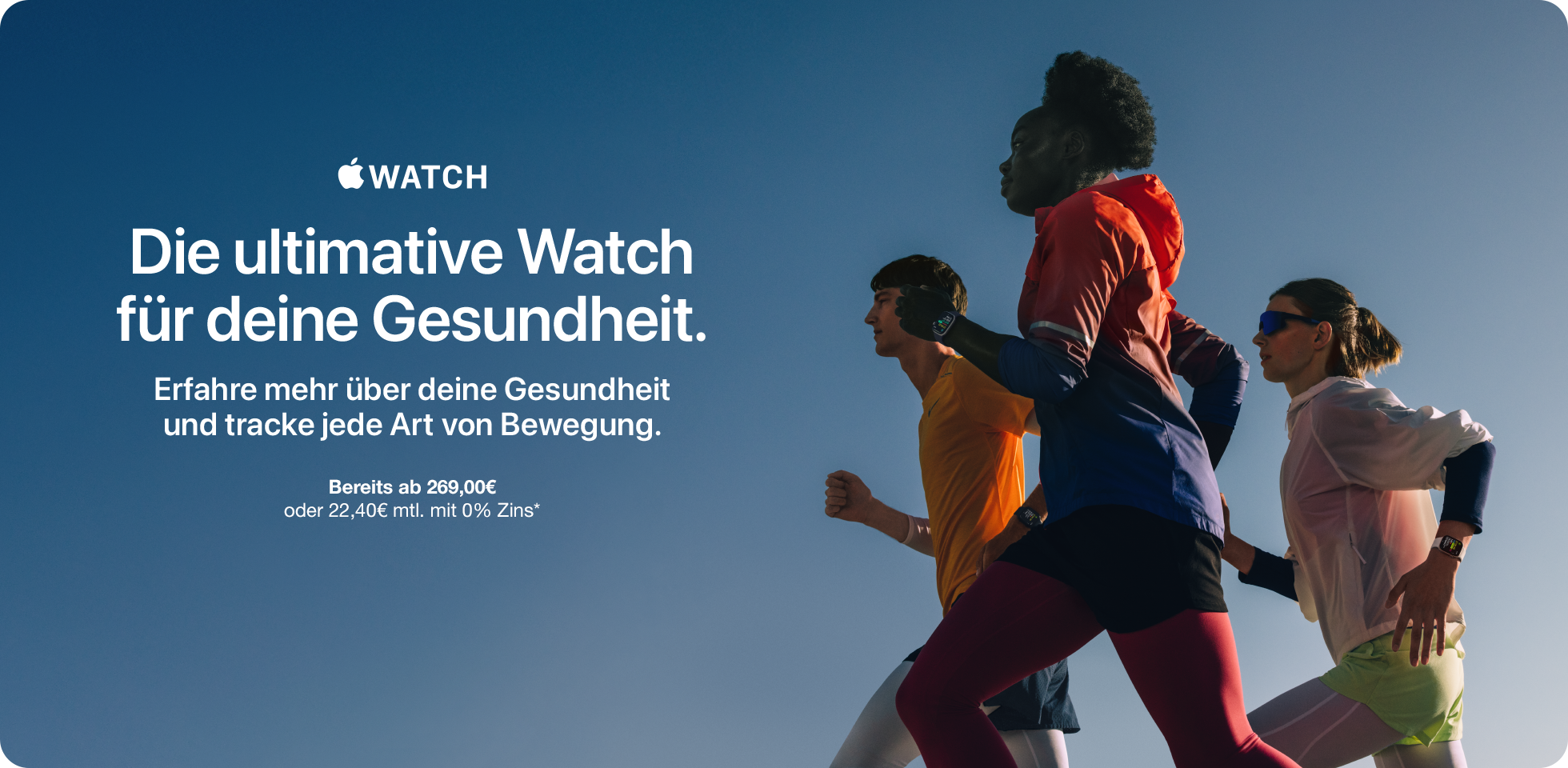 Vier Personen in sportlicher Kleidung joggen im Freien vor einem strahlend blauen Himmel. Der deutsche Text bewirbt die Apple Watch als das ultimative Gesundheitsgerät und hebt ihre Fähigkeit hervor, verschiedene Aktivitäten zu verfolgen.