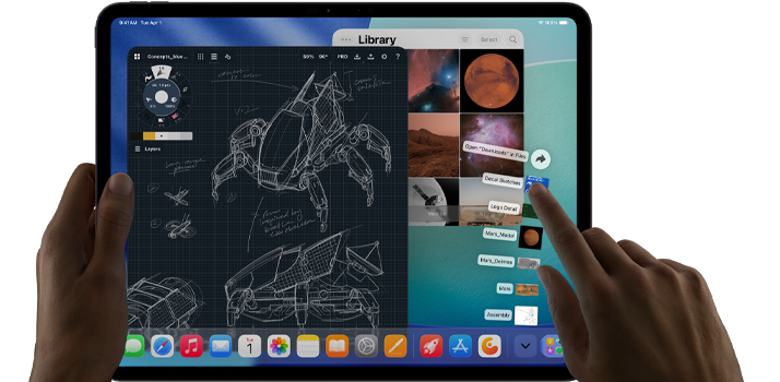 iPad Pro, Farbe Space Schwarz, die linke Hand einer Person hält das Gerät, die rechte Hand passt mit Gesten mehrere geöffnete App Fenster an, darunter eine Zeichenapp mit Skizzen von mechanischen Designs, eine Fotomediathek mit Planeten und Weltraumbildern und Dateien im Download-Ordner, die nach oben hin aufgefächert werden