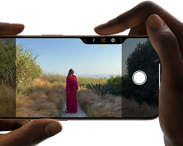 Eine Person hält ein iPhone 16 Pro und macht ein Foto