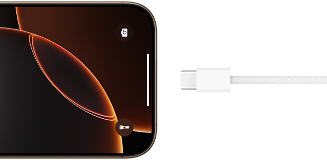 USB‑C-Kabel, das in ein iPhone 16 in Titan Wüstensand gesteckt wird